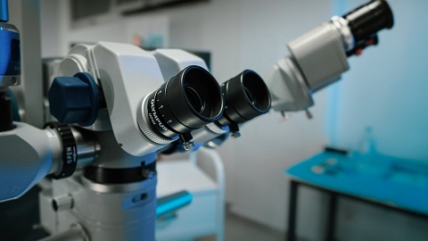 Close-up of ophthalmic surgical microscope eyepieces used in wet-lab simulation training